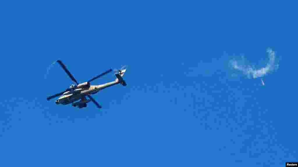 A katonai aktivitás eközben folyamatos: a képen egy izraeli harci helikopter látható bevetés közben