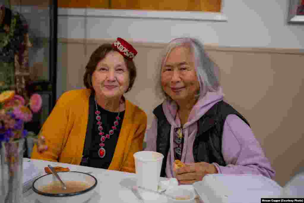 Милли ризыкларны сату көнендә чәй дә әзерләнгән, теләгән кешегә татар йортында татар ашлары белән сыйланырга мөмкинлек булган