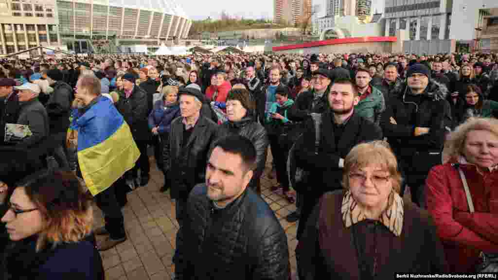 Людзі, якія не патрапілі на стадыён, глядзелі дэбаты на плошчы перад &laquo;Алімпійскім&raquo;.