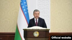 Ўзбекистон президенти Шавкат Мирзиёевнинг қашқадарёлик фаоллар билан учрашувидан лавҳа, Қарши, 2020 йил 13 ноябри.