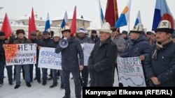 Хитой элчихонаси олдидаги намойишга йиғилган фаоллар.