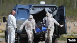 Похороны умершего из-за коронавируса в российском городе Санкт-Петербурге