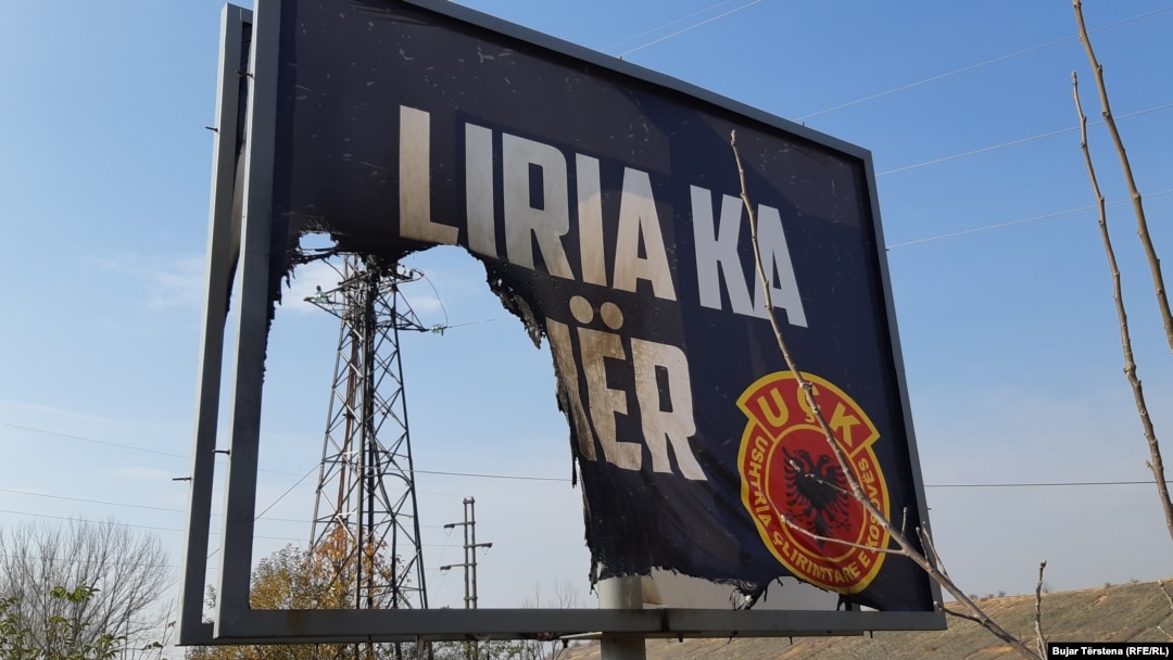 Zapaljen bilbord "Sloboda ima ime OVK" u Gračanici