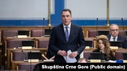 Poslanik Demokratske partije socijalista Ivan Vuković u Skupštini Crne Gore, 13. april 2025.