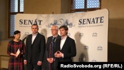 Участники пресс-конференции в Сенате Чешской республики