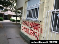 Precrtan grafit Ratka Mladića u Novom Sadu (5. jun 2021.)