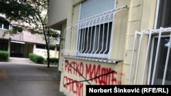 Precrtan grafit posvećen osuđenom ratnom zločincu i bivšem čelniku vojske bosanskih Srba Ratku Mladiću, u Novom Sadu. (jun 2021.)