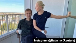 Алексей Навальный жубайы Юлия менен Берлиндеги «Шарите» клиникасында.