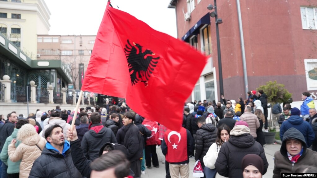 Një flamur kombëtar i Shqipërisë në mesin e shumë tifozëve në Prishtinë, disa orë para ndeshjes vendimtare mes Kosovës dhe Turqisë për një vend në Kupën e Botës 2026, të martën në Stadiumin "Fadil Vokrri".