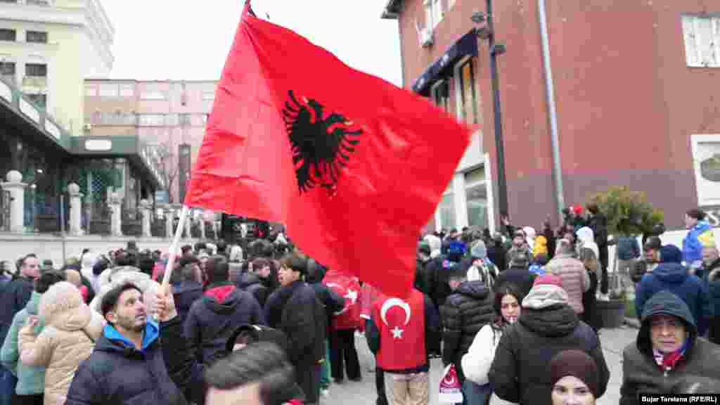 Një flamur kombëtar i Shqipërisë në mesin e shumë tifozëve në Prishtinë, disa orë para ndeshjes vendimtare mes Kosovës dhe Turqisë për një vend në Kupën e Botës 2026, të martën në Stadiumin "Fadil Vokrri".
