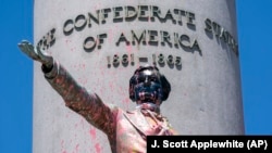 Memorialul Jefferson Davis, vandalizat la Richmond în urma manifestației de protest împotriva injustiției rasiale și abuzurilor poliției, 7 iunie 2020