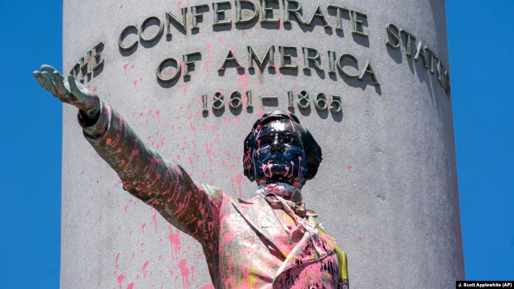 Статуя Джефферсона Дэвиса в Ричмонде 11 июня 2020 года. J. Scott Applewhite / AP