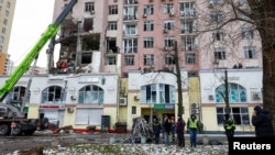 Наслідки удару РФ по будинку в Києві, 27 грудня 2025 року