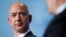 Șeful Amazon, Jeff Bezos, acuză un șantaj din partea unui tabloid al cărui patron este apropiat de Donald Trump.
