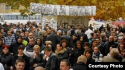 Pamje nga protesta e serbëve të Kosovës, kundër arrestimit të Sllavolub Joviq, 9 nëntor