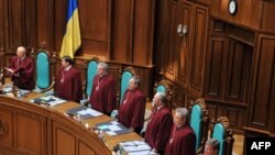 Судді КСУ під час оголошення рішення. Київ, 8 квітня 2010 року