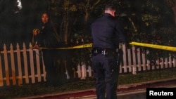 პოლიციელები რეჟისორ რობ რაინერის სახლთან