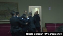 Crnogorska policija izvodi poslanike opozicionog Demokratskog fronta