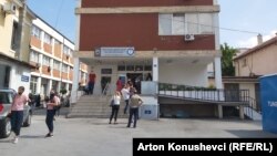 Ljudi čekaju u redu na testiranje na Kosovu