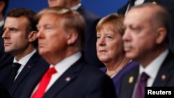 Președintele american Donald Trump și cancelara germană Angela Merkel la summitul NATO, Londra, decembrie 2019