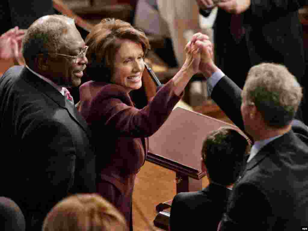 U.S. -- Incoming Speaker of the House Nancy Pelosi (C) celebrates during the swearing-in ceremony in the House of Representatives Chamber at the US Capitol in Washington, 04Jan2007 - 4 січня 2007, Вашингтон: новий спікер Палати представників Конгресу США Нансі Пелосі святкує, склавши присягу. Пелосі – перша жінка в історії США, що осягла цю високу посаду.