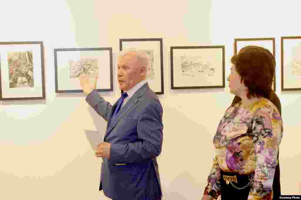 Шагыйрь Ренат Харис рәсемнәре күргәзмәсе белән таныштыра