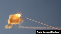 Sistemul israelian de apărare „Domul de fier” interceptează o rachetă trasă din Fâșia Gaza, 17 mai 2021.