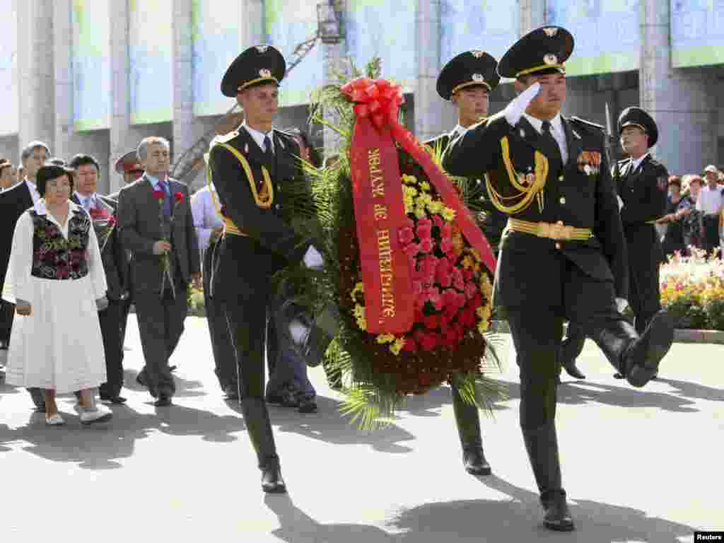 Апрель. Первая годовщина апрельских событий 2010 года, приведших к власти Временное правительство во главе с Розой Отунбаевой.