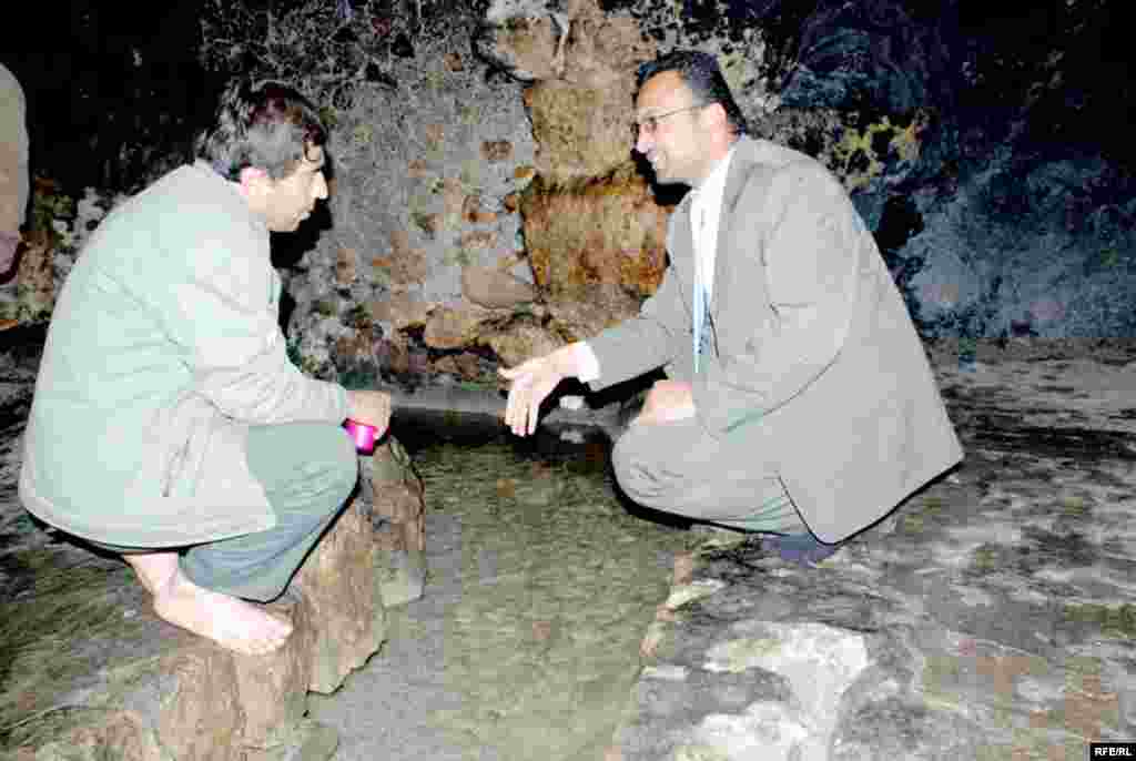 در بخش زيرين پرستشگاه ايزديان، چشمه اي است که مشخص نيست سرچشمه آن در کجاست.