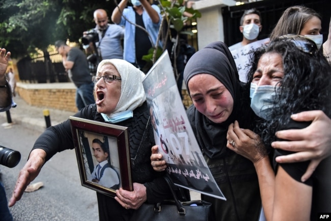 خانواده برخی از قربانیان انفجار بیروت در یک تجمع اعتراضی مقابل محل اقامت وزیر کشور لبنان در۲۲ تیر ماه امسال