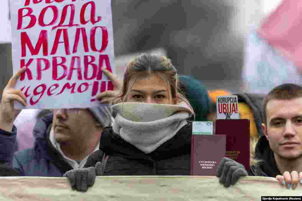 Studentët serbë duke mbajtur indeksat në duar gjatë një proteste në Beograd, ku kërkuan masa nga prokurori i shtetit, në rastin e vdekjeve nga rrëzimi i çatisë në staconin e trenave në Novi Sad në nëntor.