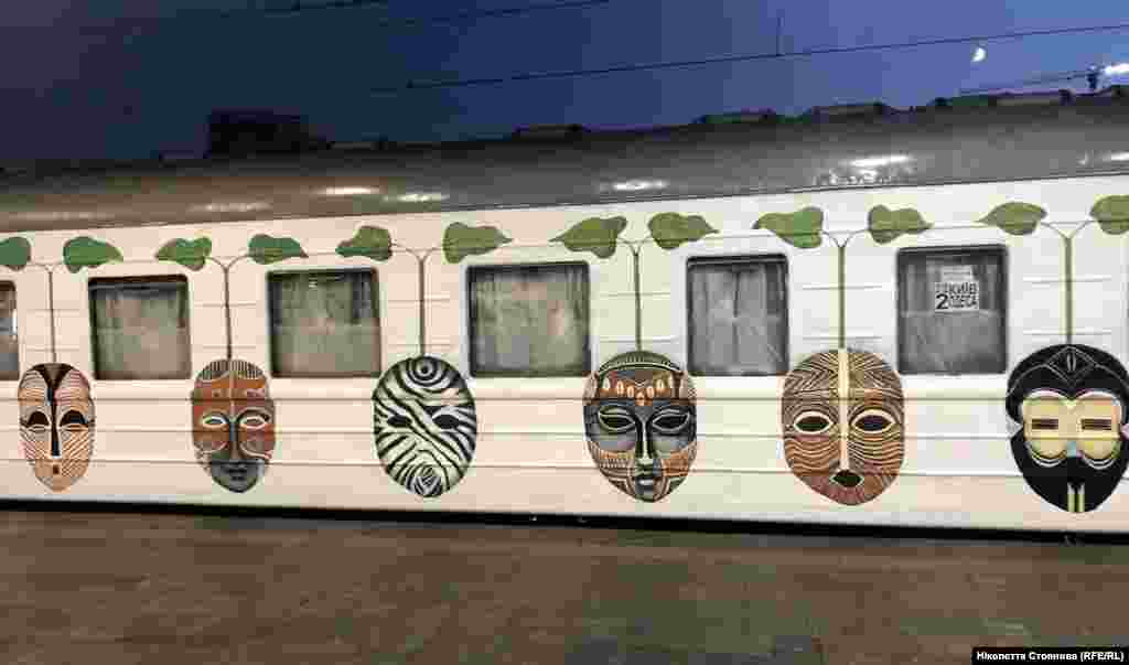 Маски, що зображені на потязі, є ранніми прикладами робіт Ройтбурда. Так митці віддали данину пам&#39;яті мистецтву художника, не лише створивши його зображення на вагоні