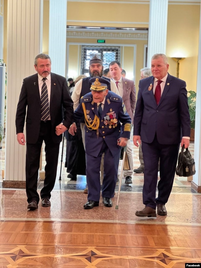 Kjo foto tregon tre të dyshuar në rastin e tentativës për grusht shteti: Raul Lupu (në të majtë), Cristian Atitiene (i dyti nga e majta) dhe Stefan Mateescu (në të djathtë), duke shoqëruar gjeneralin 102-vjeçar në pension Radu Teodoru, udhëheqësin e puçistëve.