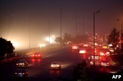 Traficul pe o autostradă din capitala iraniană Teheran, pe 13 iunie 2025, în urma unor atacuri israeliene raportate îndreptate împotriva Iranului, în primele ore ale dimineții.