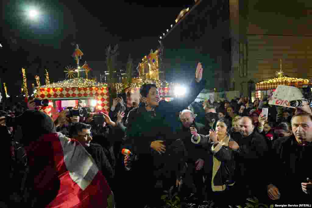 Bivša gruzijska predsjednica Salome Zurabishvili, najistaknutija politička pristalica antivladinih protesta, pozdravlja demonstrante, 25. decembra.