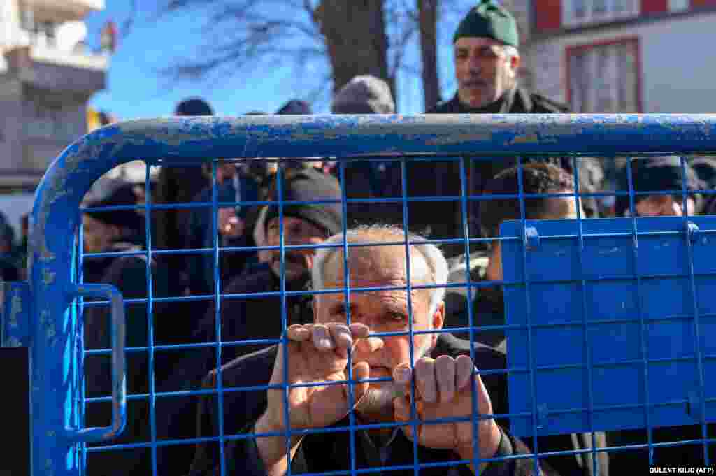 Meštanin gleda spasilačke službe koje traže preživele ili tela nastradalih