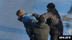 Білоруські поліцейські затримують протестувальника, Мінськ, січень 2021 року