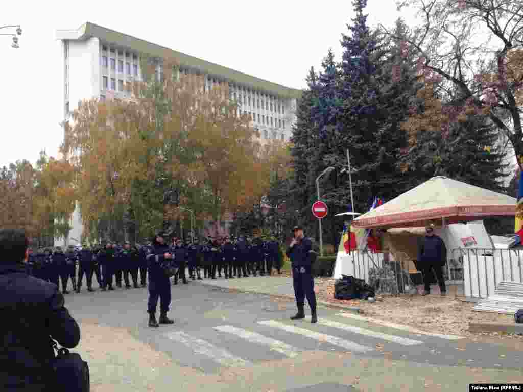 Manifestanţii au ajuns în faţa Parlamentului