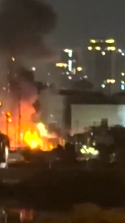 Các vụ nổ rung chuyển Baghdad khi máy bay không người lái tấn công Đại sứ quán Mỹ.