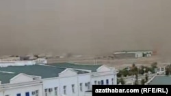 Soňky ýyllarda Türkmenistanda tozanly ýelleriň ençemesi boldy. (Arhiw suraty)