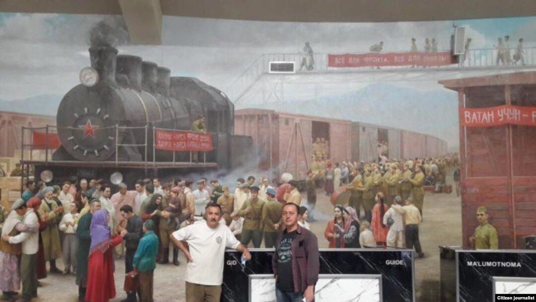 "Ғалаба боғи"даги ҳақини ололмаган рассомлар ўз асари фонида
