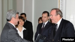 Armenia -- President Serzh Sarkisian (L) greets Wilfried Martens, the visiting head of the European People's Party, 3 March 2010.