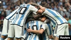 Аргентина такымы керткән голны бәйрәм итә, уртада – Лионель Месси