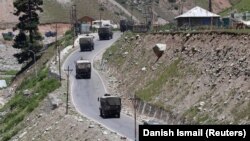 Индиски армиски конвој во источен Кашмир