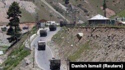 Индийская военная колонна движется по шоссе в Кашмире, 15 июня 2020 года.
