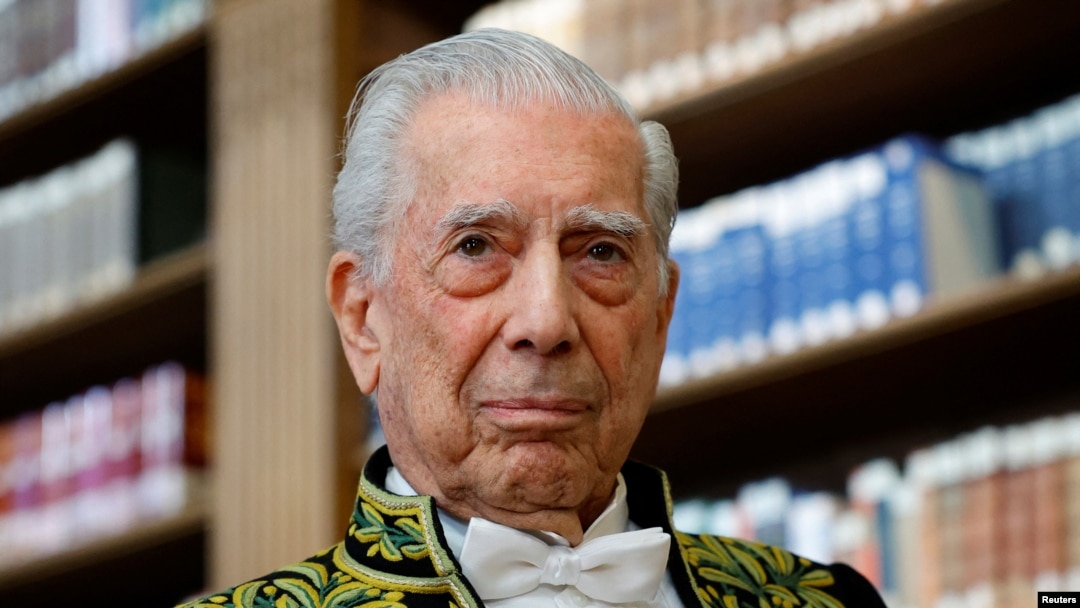 Mario Vargas Llosa purtând veșminte tradiționale ale Academiei Franceze și fotografiat pe 9 februarie 2023 în biblioteca Institut de France, înainte de a i se conferi titlul de membru al academiei.