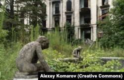 Statues in the courtyard of Medea sanatorium in 2023