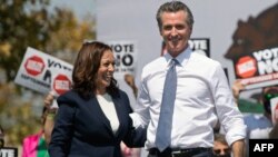 Vicepreședinta Kamala Harris și guvernatorul Californiei, Gavin Newsom, la un eveniment electoral în septembrie 2021. Pe 21 iulie 2024, Newsom despre care se credea că poate candida la președinție după retragerea lui Joe Biden a spus că sprijină candidatura lui Harris.