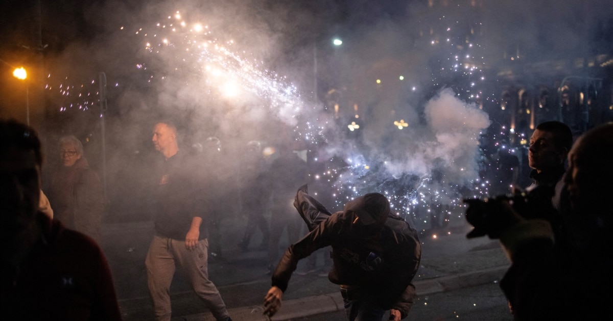 Протестиращи срещу правителството в Сърбия и негови привърженици се сбиха