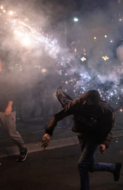 Протестиращи срещу правителството в Сърбия и негови привърженици се сбиха